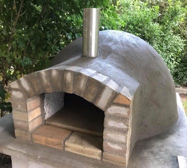 Pizzaovn skal hærde, men ikke for hurtigt Pizzaovn vandes, så pudslaget ikke hærder for hurtigt